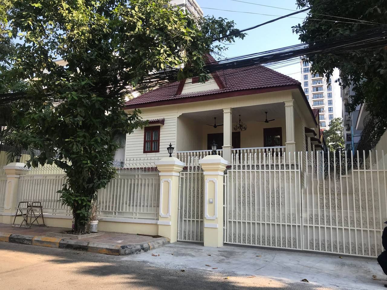 Modern Villa For Rent With Best Location in Bkk1
