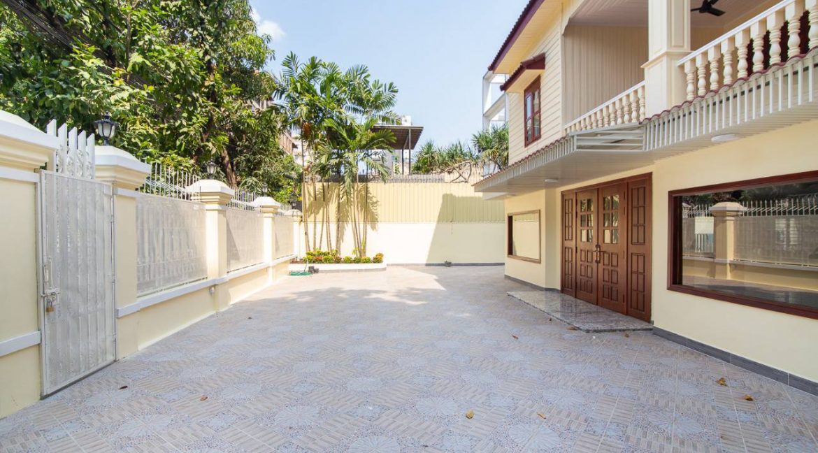Villa for Rent with Best location in Bkk1 (2)