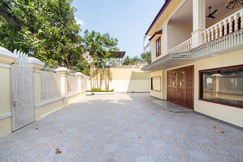 Villa for Rent with Best location in Bkk1 (2)