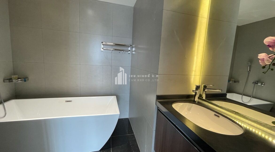 Luxury 3-Bedroom Penthouse for Sale in Phnom Penh Bathtube