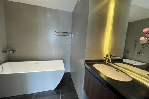 Luxury 3-Bedroom Penthouse for Sale in Phnom Penh Bathtube